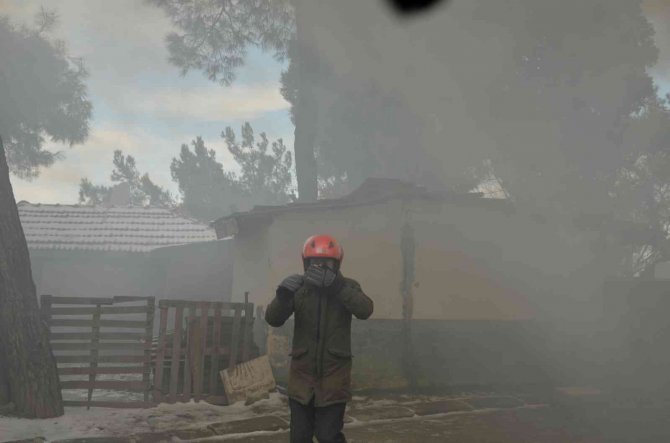 Korku Dolu Anların Yaşandığı Yangında 4 Ev Küle Döndü