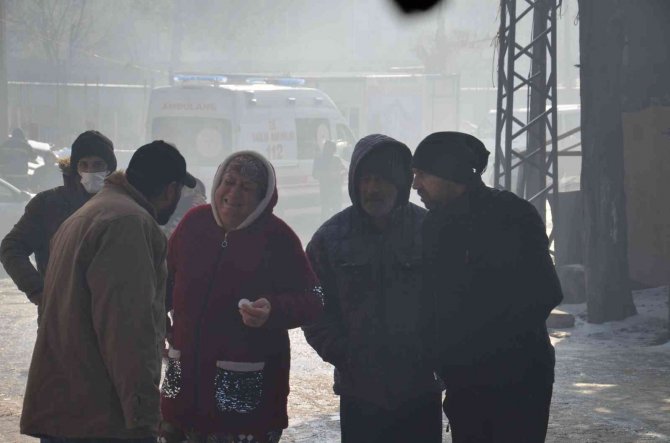 Korku Dolu Anların Yaşandığı Yangında 4 Ev Küle Döndü
