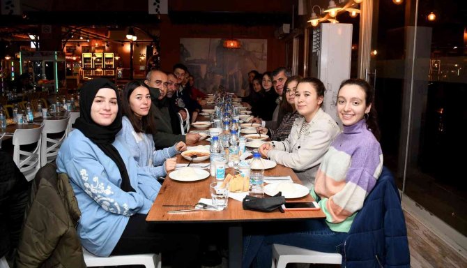 Kuşadası Belediyesi’nden Üniversite Öğrencilerine Akşam Yemeği