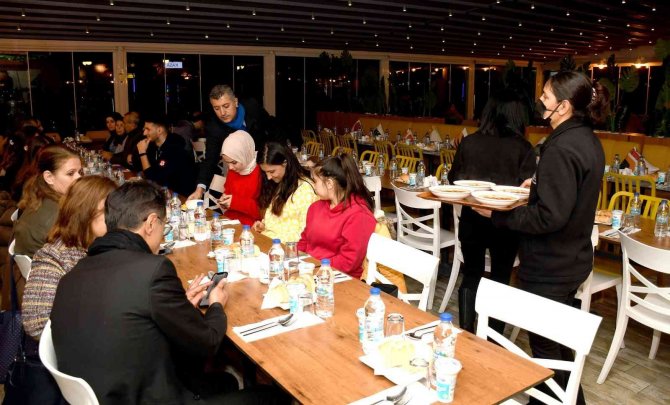 Kuşadası Belediyesi’nden Üniversite Öğrencilerine Akşam Yemeği