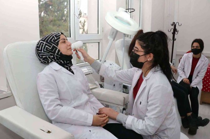 Lise Bünyesinde Güzellik Ve Saç Bakım Atölyesi Açıldı