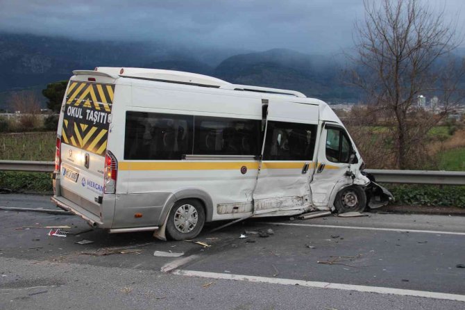 Servis Aracı Önce Polis Otosuna Ardından Otomobile Çarptı: 2 Yaralı