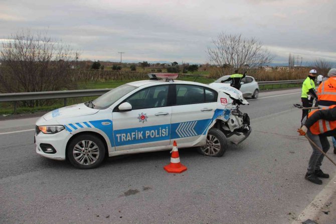 Servis Aracı Önce Polis Otosuna Ardından Otomobile Çarptı: 2 Yaralı