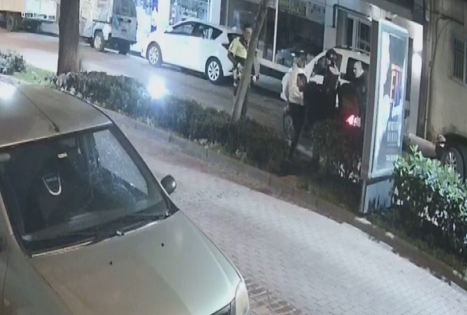 Polisten Kaçan Motosikletliye Güvenlik Görevlisinden Tekme