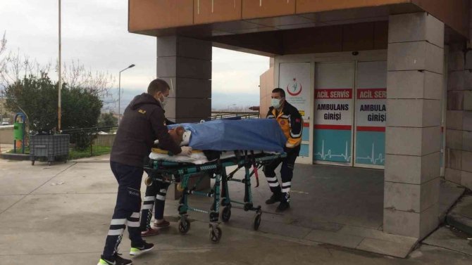 Çubuk Kırma Makinesine Kolunu Kaptıran Çiftçi Ölümden Döndü