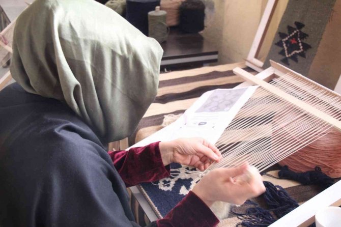 Yitirilmek Üzere Olan Kilim Dokuma Sanatı Mardin’de Açılan Kursla Varlığını Sürdürüyor