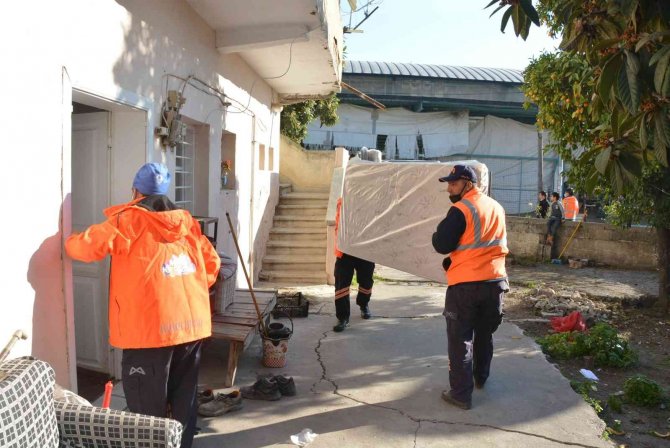 Tarsus’ta Evi Yanan 3 Aileye Eşya Desteği