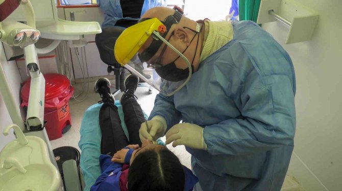 Kır Çiçekleri’nin Kız Çocukları Diş Kontrolünden Geçti