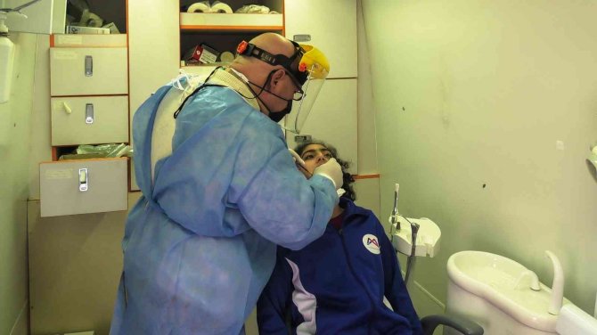 Kır Çiçekleri’nin Kız Çocukları Diş Kontrolünden Geçti