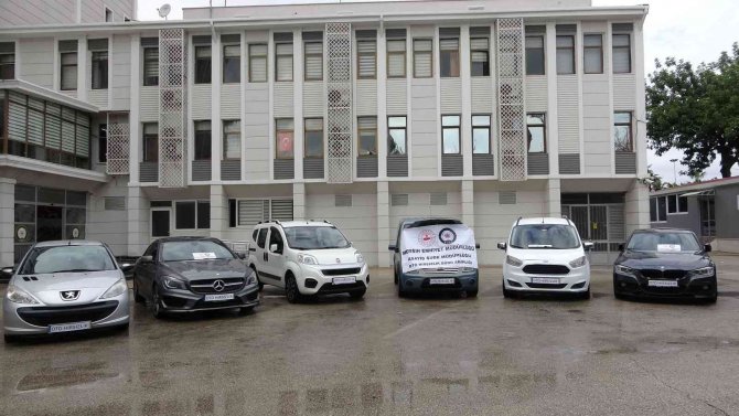 Çalıntı Ve Hacizli Lüks Araçları ’Çenç’ Yapıp Satmaya Çalıştılar