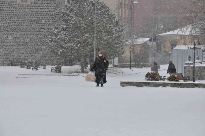 Meteoroloji Uyarmıştı, Kars’ta Kar Yağışı Başladı