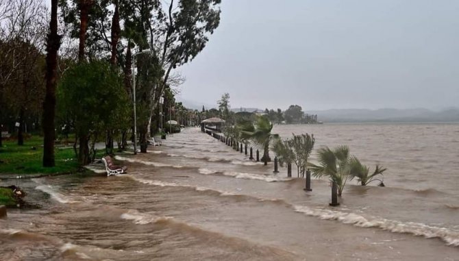 Köyceğiz Gölü Taştı, Kordon’u Su Bastı