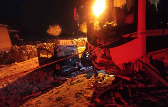 Midibüs İle Hafif Ticari Araç Çarpıştı: 1 Ölü, 2 Yaralı