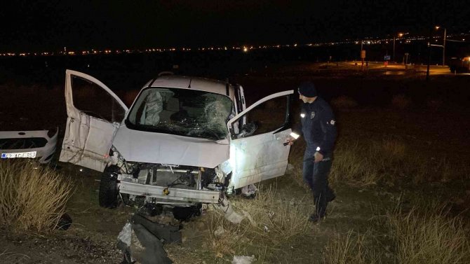 Tır İle Hafif Ticari Araç Çarpıştı: 4 Yaralı