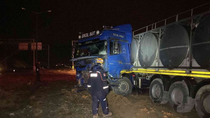 Tır İle Hafif Ticari Araç Çarpıştı: 4 Yaralı