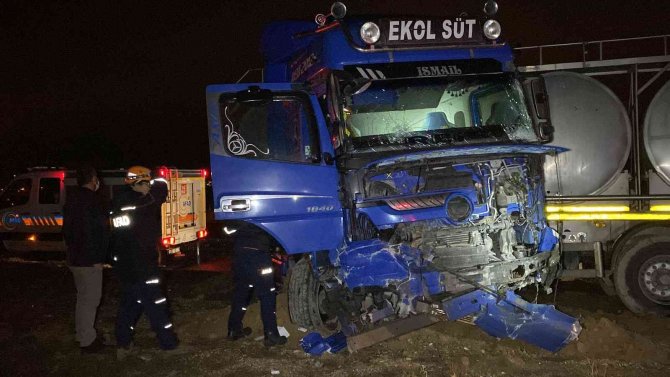 Tır İle Hafif Ticari Araç Çarpıştı: 4 Yaralı