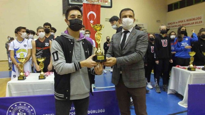 Balıkesir’de Okul Sporları Bölge Birinciliği Ödül Töreni Coşkusu