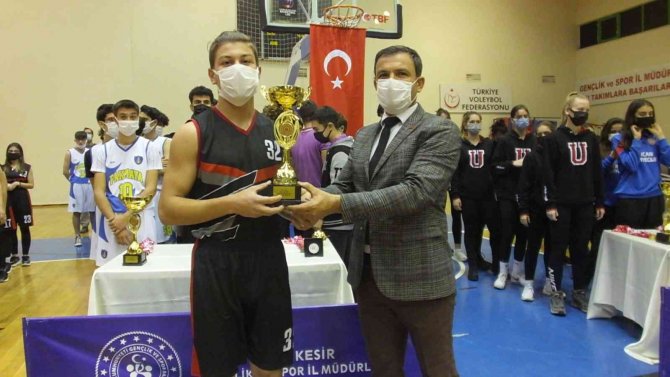 Balıkesir’de Okul Sporları Bölge Birinciliği Ödül Töreni Coşkusu