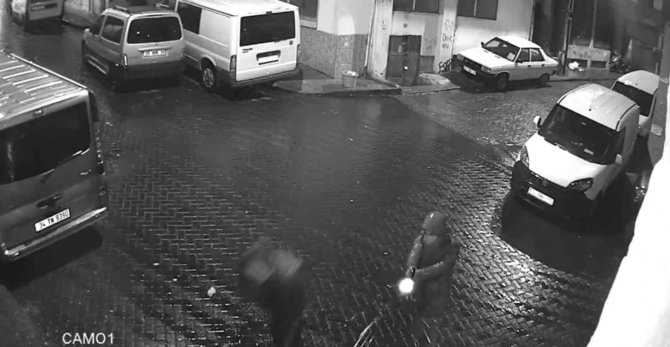 İ̇stanbul’da İş Yerine Bir Garip Silahlı Saldırı: Silah Tutukluk Yapınca Kaçtı Geri Gelip Ateş Açtı