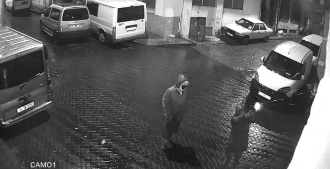İ̇stanbul’da İş Yerine Bir Garip Silahlı Saldırı: Silah Tutukluk Yapınca Kaçtı Geri Gelip Ateş Açtı
