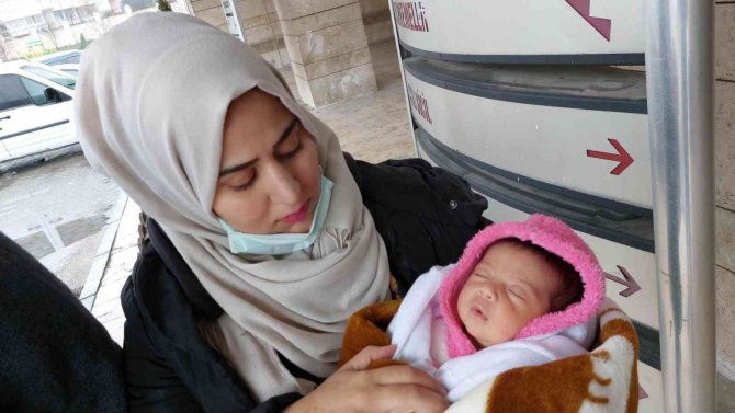 17 Günlük Bebek Ortada Kaldı