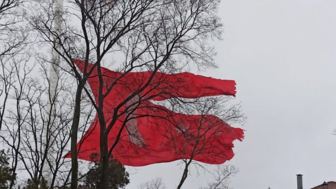 Çamlıca Tepesindeki Türk Bayrağı Fırtınanın Şiddetiyle Yırtıldı