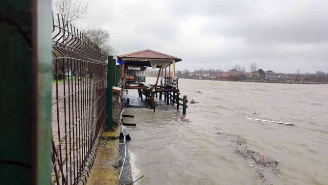 Şiddetli Rüzgar Ve Yağmur Tekneleri Yan Yatırdı