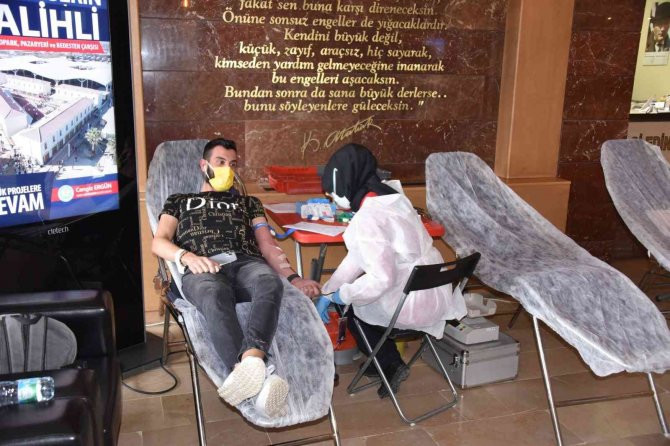 Salihli’den Kızılay’a Kan Desteği