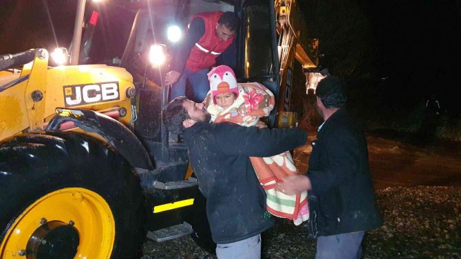 Bir Anda Yükselen Suların Ortasında Kaldılar