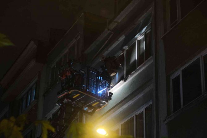 Şişli’de 4 Katlı Binada Yangın: Yaşlı Kadınları İtfaiye Ve Vatandaşlar Kurtardı