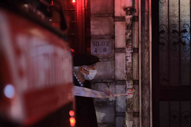 Şişli’de 4 Katlı Binada Yangın: Yaşlı Kadınları İtfaiye Ve Vatandaşlar Kurtardı