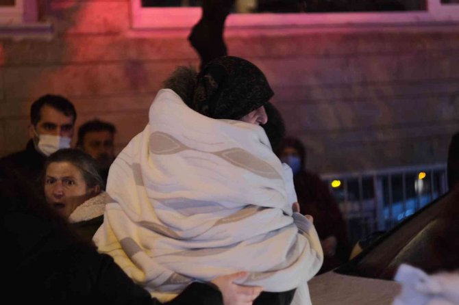 Şişli’de 4 Katlı Binada Yangın: Yaşlı Kadınları İtfaiye Ve Vatandaşlar Kurtardı