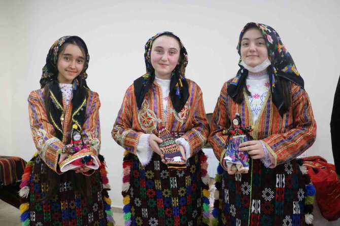 Öğrenciler Evlerinden Taşıdı, Kentin Tarihini Sergilediler