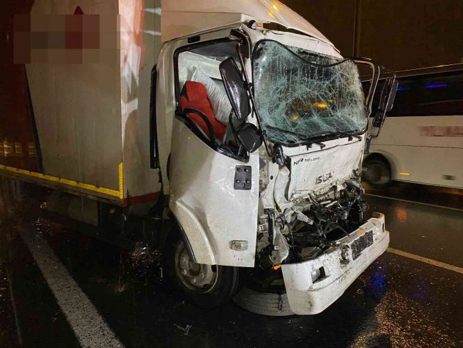 Tem Otoyolu’nda Kamyon Önündeki Araca Çarptı, 1 Yaralı