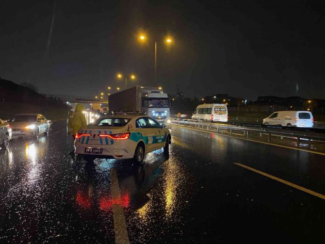 Tem Otoyolu’nda Kamyon Önündeki Araca Çarptı, 1 Yaralı