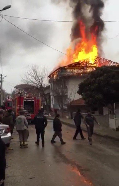 Tokat’ta Çatı Alev Alev Yandı