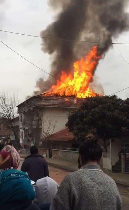 Tokat’ta Çatı Alev Alev Yandı