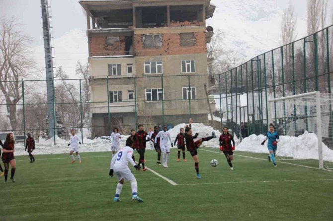 Turkcell Kadın Futbol Süper Ligi: Hakkari Gücü Kadın Takımı: 1 - Fatih Karagümrük: 1