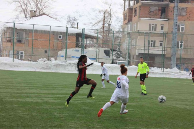 Turkcell Kadın Futbol Süper Ligi: Hakkari Gücü Kadın Takımı: 1 - Fatih Karagümrük: 1