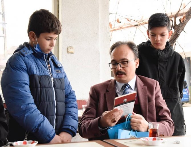 Vali Dr. Kemal Kızılkaya’dan Halı Sahasa İstediler