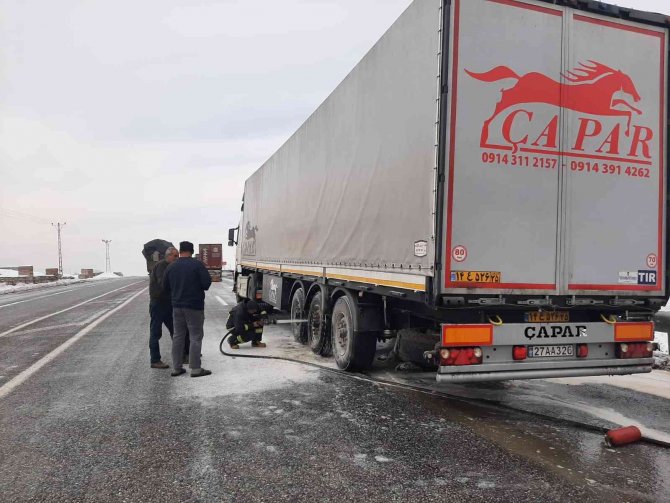 Seyir Halindeki Tırın Lastikleri Yandı