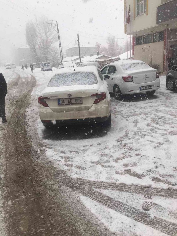 Yoğun Kar Yağışı Beraberinde Kazayı Getirdi