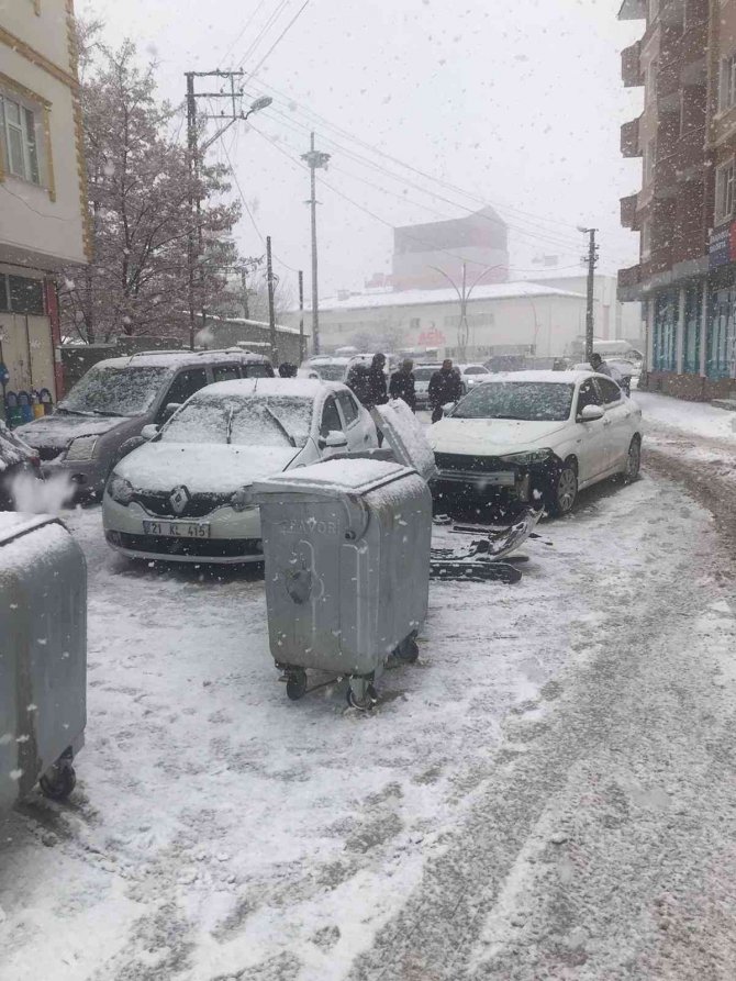 Yoğun Kar Yağışı Beraberinde Kazayı Getirdi
