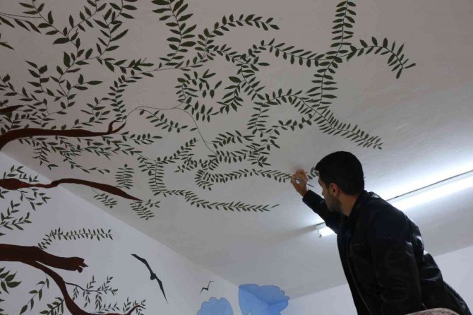 Üniversiteli Öğrenciler İlkokul Sınıfını Güzelleştirdiler