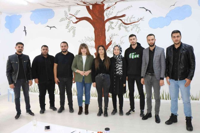 Üniversiteli Öğrenciler İlkokul Sınıfını Güzelleştirdiler