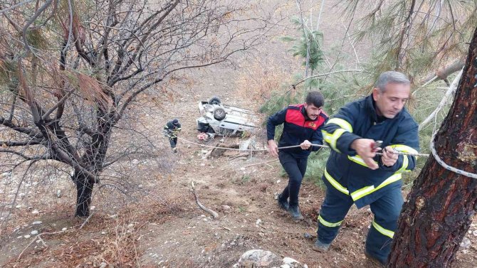 Kontrolden Çıkan Otomobil Tarlaya Yuvarlandı: 4 Yaralı