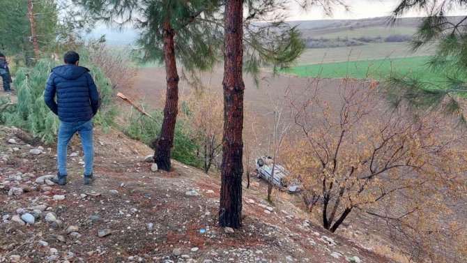 Kontrolden Çıkan Otomobil Tarlaya Yuvarlandı: 4 Yaralı