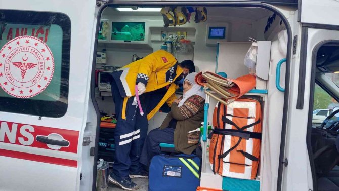 Kontrolden Çıkan Otomobil Tarlaya Yuvarlandı: 4 Yaralı