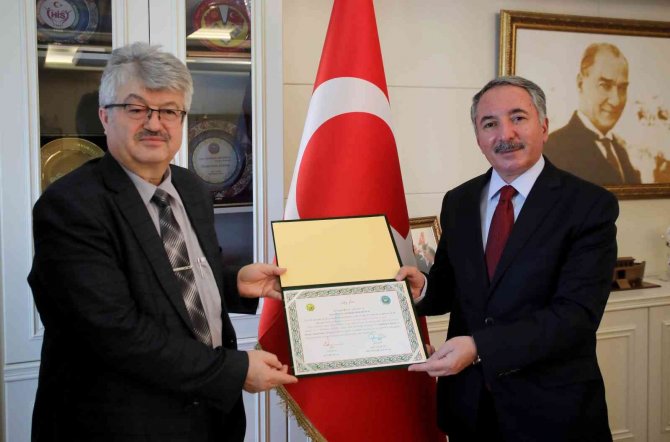 Uluslararası İ̇slâmî Ve İ̇nsanî Araştırmalar Sempozyumu Kitabı Ai̇çü Rektörü Prof. Dr. Karabulut’a Takdim Edildi