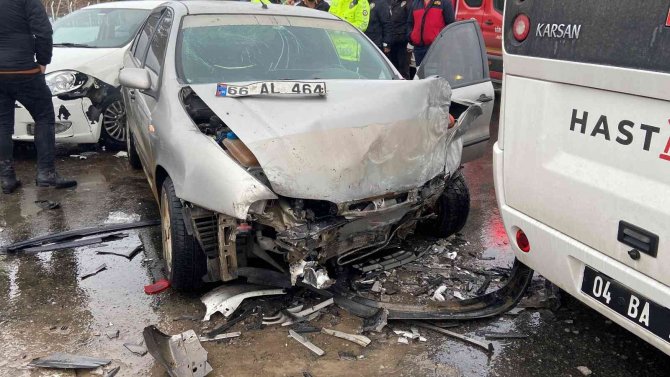 Ağrı’da Hasta Taşıyan Araç Kaza Yaptı: 2 Yaralı